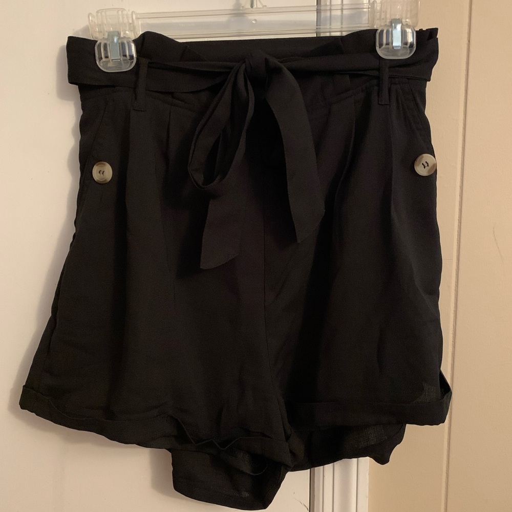 Black shorts with Bow and Pockets